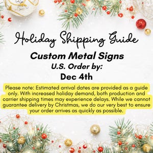 Op de afbeelding: Een feestelijke afbeelding met de tekst "Holiday Shipping Guide" en "Custom Metal Signs". Er staat ook "U.S. Order by: Dec 4th". De afbeelding is versierd met kerstversieringen en dennentakken, wat een vakantiethema cre&euml;ert.