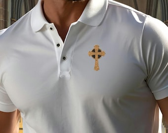 Op de afbeelding: Witte poloshirt met een gouden kruis embleem op de borst. De shirt heeft een klassieke kraag en drie zwarte knopen. Het kruis is gedetailleerd met een textuur.