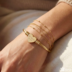 Examenspresentarmband med guldgravyr | Personlig examenspresent till henne | Smycken för RN, BSN, PhD, Dr., Sjuksköterska, klass 2026