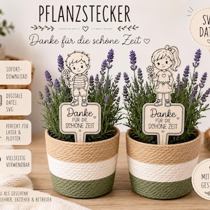 Könnte beinhalten: Zwei hölzerne Pflanzenstecker mit eingravierten Illustrationen eines Jungen und eines Mädchens, die Blumen halten, mit dem Text "Danke für die schöne Zeit" in zwei Lavendeltöpfen. Die Töpfe sind mit beigem, weißem und grünem Seil umwickelt.