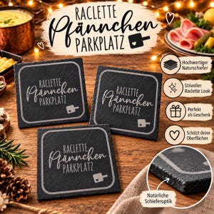 Könnte beinhalten: Drei quadratische Untersetzer aus schwarzem Naturschiefer mit der Gravur Raclette Pfännchen PARKPLATZ und einem Spatel-Symbol mit Herz. Die Untersetzer haben eine natürlich strukturierte Kante und eine glatte Oberfläche für heiße Pfännchen.