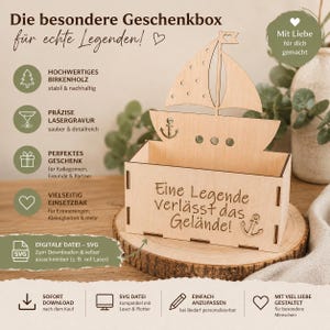 May include: A wooden gift box with a sailboat design, featuring the text "Eine Legende verlässt das Gelände!" and anchor details. The box is made of light-colored wood and sits on a wooden slice. The box is designed for gifts.