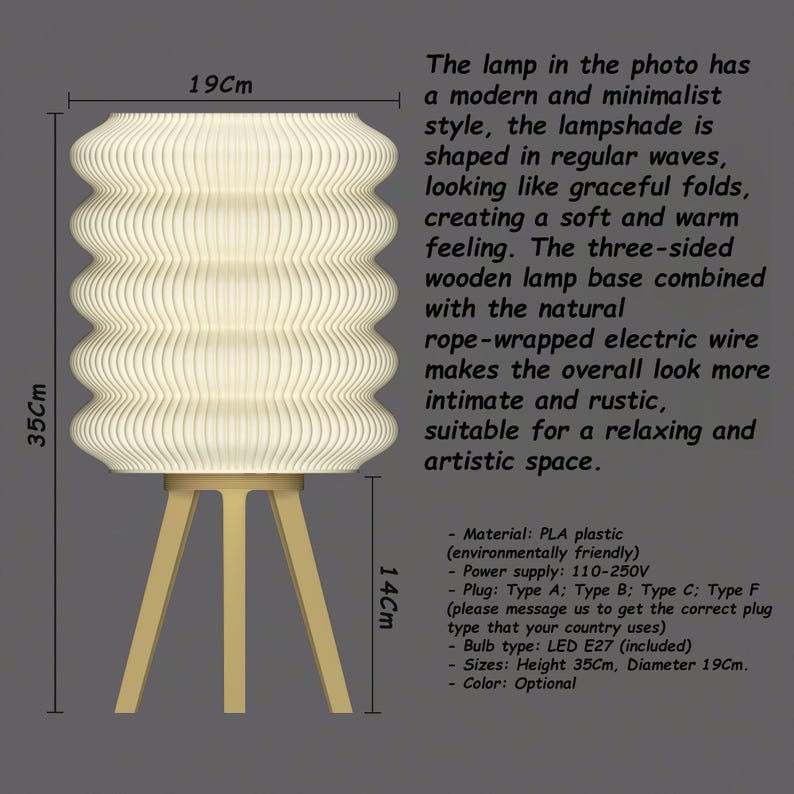 K&ouml;nnte beinhalten: Moderne Tischlampe im minimalistischen Design. Der Lampenschirm, 35 cm hoch und 19 cm im Durchmesser, weist ein wellenartiges Muster auf. Er steht auf einem dreibeinigen Holzsockel mit einem seilumwickelten Elektrokabel. Die Lampe ist f&uuml;r einen entspannten Raum geeignet.