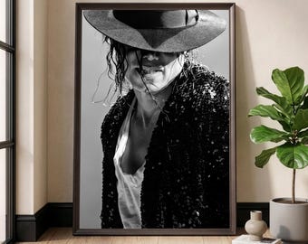Puede incluir: Una impresión de arte mural enmarcada en blanco y negro que muestra el retrato de una persona con un sombrero fedora de ala ancha y una chaqueta oscura de lentejuelas sobre una camisa blanca. El cabello oscuro cubre parte del rostro.