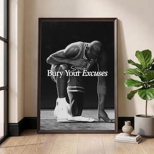 Könnte beinhalten: Schwarz-Weiß-Druck in einem Rahmen mit einem Basketballspieler, der auf einem Spielfeld kniet. Das Bild enthält den Text "Bury Your Excuses" in Weiß. Der Spieler trägt eine rot-weiße Uniform und weiße Turnschuhe.