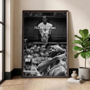 Könnte beinhalten: Schwarz-Weiß-Druck mit zwei Bildern eines Basketballspielers. Das obere Bild zeigt den Spieler sitzend mit dem Text "FALL DOWN seven times." Das untere Bild zeigt den Spieler schreiend mit dem Text "STAND UP eight."