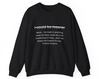 Sudadera con texto tachado "Podría ser más malo" / Sudadera literaria minimalista con cita de Charles Dickens