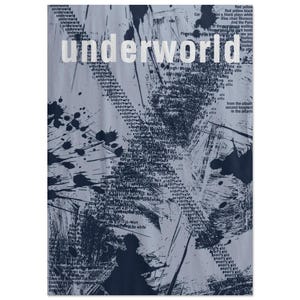 Puede incluir: Una tela gris claro con un diseño abstracto de salpicaduras de tinta azul marino oscuro y patrones de texto repetidos. La palabra underworld está impresa en letras blancas grandes en la parte superior central, rodeada de fragmentos.