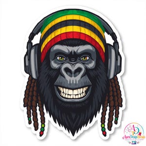 Peut inclure: Une illustration autocollante d'un gorille au pelage sombre, portant un bonnet à rayures horizontales vertes, jaunes et rouges. Le gorille a des dreadlocks brunes, un grand casque audio gris et un large sourire montrant des dents blanches.