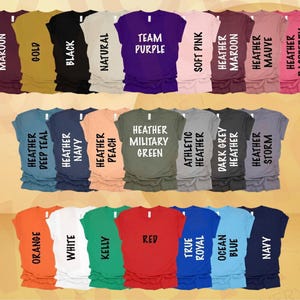 Puede incluir: Una colecci&oacute;n de camisetas en varios colores, incluyendo granate, dorado, negro, natural, morado, rosa y rojo. Cada camiseta muestra un nombre de color diferente en texto blanco. Las camisetas est&aacute;n dispuestas en filas, mostrando una amplia gama de tonos.