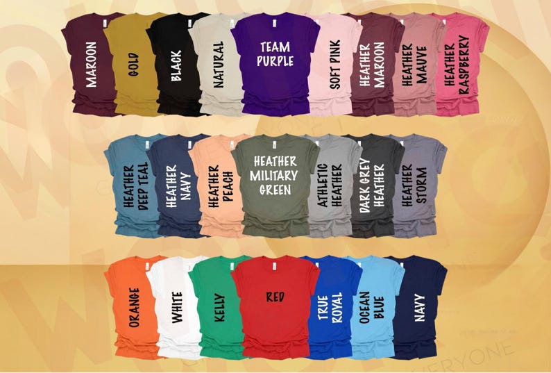 Puede incluir: Una colecci&oacute;n de camisetas en varios colores, incluyendo granate, dorado, negro, natural, morado, rosa y rojo. Cada camiseta muestra un nombre de color diferente en texto blanco. Las camisetas est&aacute;n dispuestas en filas, mostrando una amplia gama de tonos.