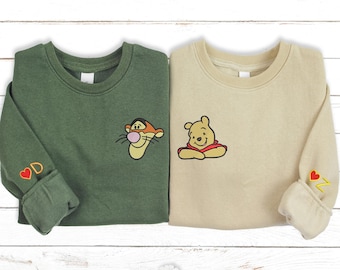 Sudadera bordada de Winnie the Pooh y Tigger para parejas, sudadera con capucha a juego para aniversario y San Valentín con bolsillo, nombre en forma de corazón de dibujos animados en la manga.