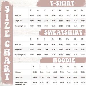 Puede incluir: Una tabla de tallas para ropa que presenta tres secciones distintas tituladas T-Shirt, Sweatshirt y Hoodie. Cada tabla enumera tallas desde la S hasta la 5XL con las medidas de ancho, largo y largo de manga en cent&iacute;metros para cada prenda.