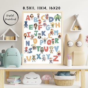 Może przedstawiać: Oprawiony wydruk alfabetu z literami i postaciami superbohaterów. Rozmiary wydruku to 21,6x27,9 cm, 27,9x35,6 cm i 40,6x50,8 cm. Dostępne do pobrania cyfrowo.
