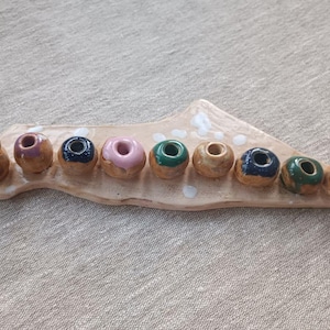 Menorah de Hanoukka faite à la main | Carte d'Israël avec bougeoirs en forme de beignet | Hanoukka en céramique | Cadeau unique pour les fêtes juives