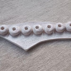 Menorah de Hanoucca en céramique blanche – Forme de carte d'Israël avec bougeoirs en forme de donut – Hanoucca moderne faite à la main