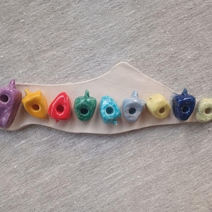 Menorah de Hanoucca faite à la main – Carte d'Israël avec bougeoirs en forme de toupie – Hanoucca en céramique colorée – Cadeau de Noël judaïque