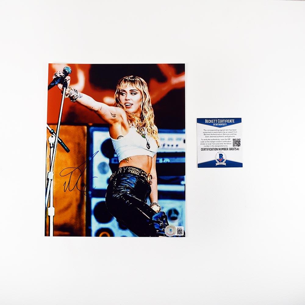 マイリー・サイラス & エミリー・オスメント 直筆サイン入り写真　v6 Miley signature - Etsy 日本