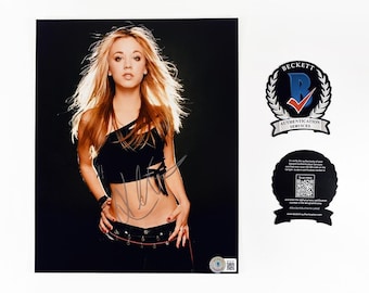 ケイリー・クオコのサイン入り8x10写真（ホログラムカード付き