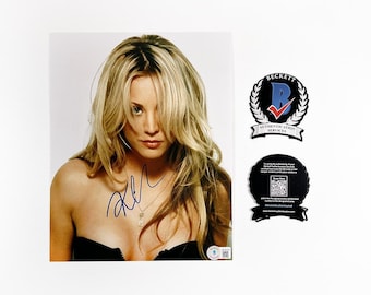 ケイリー・クオコのサイン入り8x10写真（ホログラムカード付き