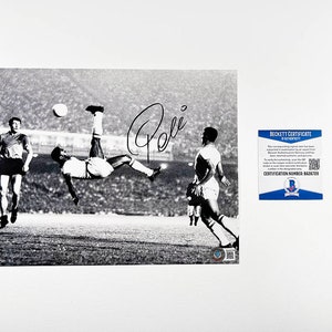Pele 8x10 Inch Photo Signed Autographed Authentic Beckett BAS COA