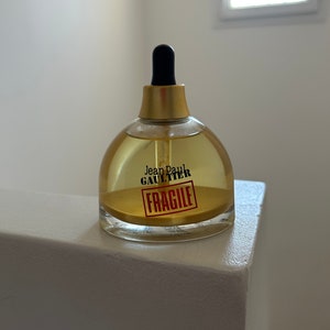 Fragile Jean Paul Gaultier 1999 Huile Scintillante. Prix ajusté car pas le carton d’emballage d’origine .