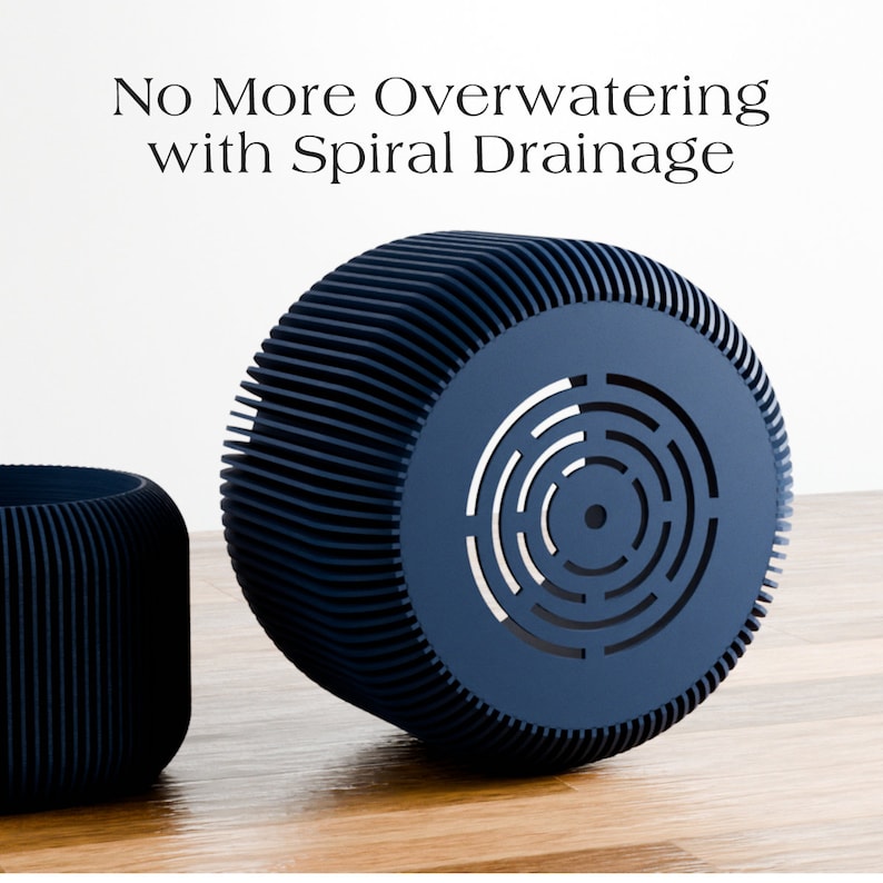 Puede incluir: Dos macetas de cer&aacute;mica azul oscuro con un sistema de drenaje en espiral. El texto "No More Overwatering with Spiral Drainage" se muestra sobre las macetas.