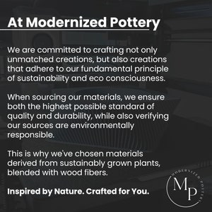 Może przedstawiać: Czarno-białe zdjęcie z tekstem "At Modernized Pottery". Tekst opisuje zaangażowanie firmy w tworzenie ekologicznej ceramiki z wykorzystaniem zr&oacute;wnoważonych materiał&oacute;w. Obraz zawiera r&oacute;wnież logo z literami "Mp" w k&oacute;łku.