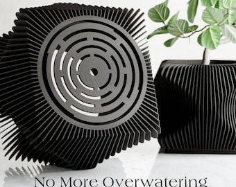 Peut inclure: Deux jardinières noires, l'une avec un motif de drainage en spirale et l'autre carrée, contenant une plante. Le texte "No More Overwatering with Spiral Drainage" est visible. Les jardinières sont en matériau sombre.