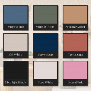 Puede incluir: Nueve muestras de color mostradas en una superficie de madera. Los colores son azul apagado, verde apagado, madera natural, blanco roto, azul marino, terracota, negro medianoche, blanco puro y rosa rubor.