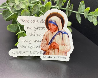 Puede incluir: Una pegatina blanca con una cita de la Madre Teresa: "No podemos hacer grandes cosas, solo pequeñas cosas con GRAN AMOR." La pegatina presenta una imagen a color de la Madre Teresa.