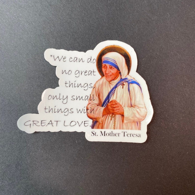 Puede incluir: Una pegatina con un retrato de la Madre Teresa y una cita: "No podemos hacer grandes cosas, solo peque&ntilde;as cosas con GRAN AMOR. Santa Madre Teresa"