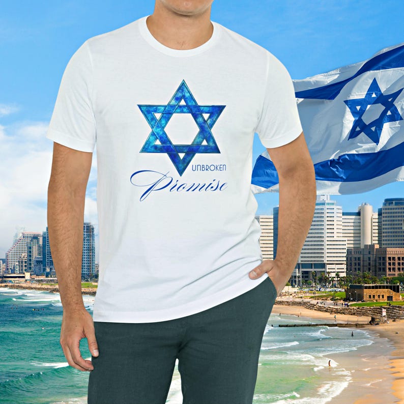 Pu&ograve; includere: T-shirt bianca con un design blu della Stella di David e le parole "UNBROKEN Promise". L'immagine include una spiaggia, uno skyline e la bandiera israeliana sullo sfondo.
