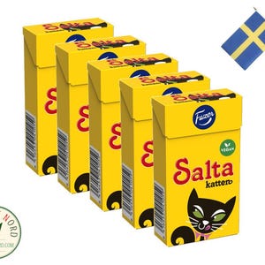 Könnte beinhalten: Fünf Schachteln Fazer Saltsa Katten veganer Schokoladenriegel. Die Schachteln sind gelb mit einer schwarzen Katzenillustration und dem Text "Saltsa Katten" in Rot.