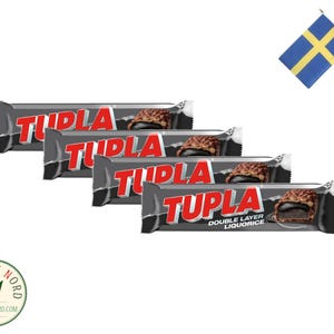Peut inclure: Quatre barres chocolatées emballées individuellement avec le nom de la marque "Tupla" imprimé en rouge sur le devant. Les barres sont noires et portent le texte "Double Layer Liquorice" en blanc.