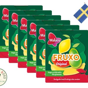 Könnte beinhalten: Eine Packung mit sechs einzeln verpackten Fruxo Original Bonbons. Die Bonbons sind grün, gelb und orange. Die Verpackung ist grün mit einer gelben Banane, einer grünen Avocado und einer gelben Zitrone. Die Verpackung zeigt auch den Text "Fruxo Original" und "Smågodis med fruktigt söta smaker".