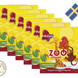Könnte beinhalten: Sechs Schachteln Malaco Zoo Original Süßigkeiten mit Tierillustrationen auf gelbem Hintergrund. Die Schachteln zeigen schwedischen Text und ein rot-weißes Logo. Eine kleine schwedische Flagge ist zu sehen.
