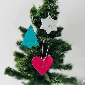 Set van 3 handgemaakte ornamenten van polymeerklei, kerstversieringen, uniek kerstdecor, gepersonaliseerde ornamenten van klei