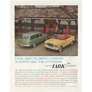 Könnte beinhalten: Eine Vintage-Werbung für den Studebaker Lark, mit einem grünen Kombi und einem gelben Cabrio. Der Text lautet "Schau dich um, fahre, vergleiche. Nichts ist wie der Lark von Studebaker."