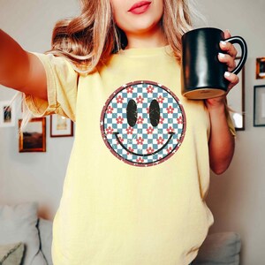 Comfort Colors Retro Smiley Checkered Flower Shirt, Trendy Floral Face Tshirt, Checkered Smiley Face Gift, Red Blue Sweatshirt, Gift For Her