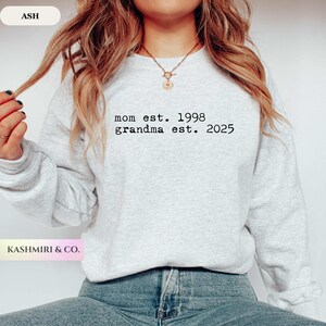 New Personalized Grandma Announcement Sweatshirt Gift Pregnancy Reveal Grandparent Mother&#39;s Day Custom New Grammy Sweater First Grandmother