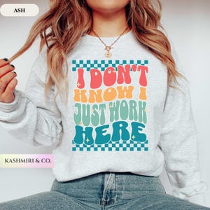 Sudadera "No sé, solo trabajo aquí", suéter divertido para compañeros de trabajo, regalo sarcástico para empleados, camiseta de broma para fiestas de oficina, gerente de proyectos, gerente sarcástico