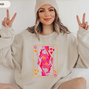 Bluza z kapturem Królowa Kier Prezent na Dzień Matki, Prezent Walentynkowy, Retro Walentynkowa Królowa Damska Najlepsza Przyjaciółka Koszulka Bądź Moim Walentynkowym Feministycznym Sweterem