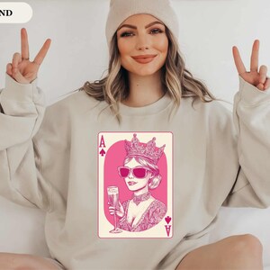Bluza z kapturem Queen of Hearts Champagne Prezent na Dzień Matki, Prezent Walentynkowy, Retro Queen Damska Najlepsza Przyjaciółka Koszulka Bądź Moim Walentynkowym Feministycznym Swetrem