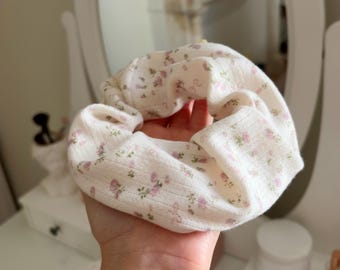 Céleste maxi scrunchie · Handgemaakte oversized katoenen scrunchie met bloemen · Romantisch en vrouwelijk cadeau voor haar