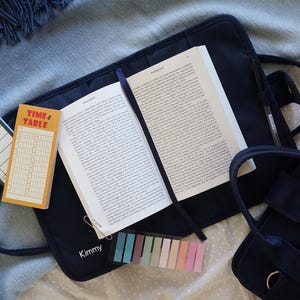 Cartable personnalisé pour rats de bibliothèque - Restez organisé avec des poches à gogo, cartable avec nom personnalisé, fourre-tout pour livres de bibliothèque