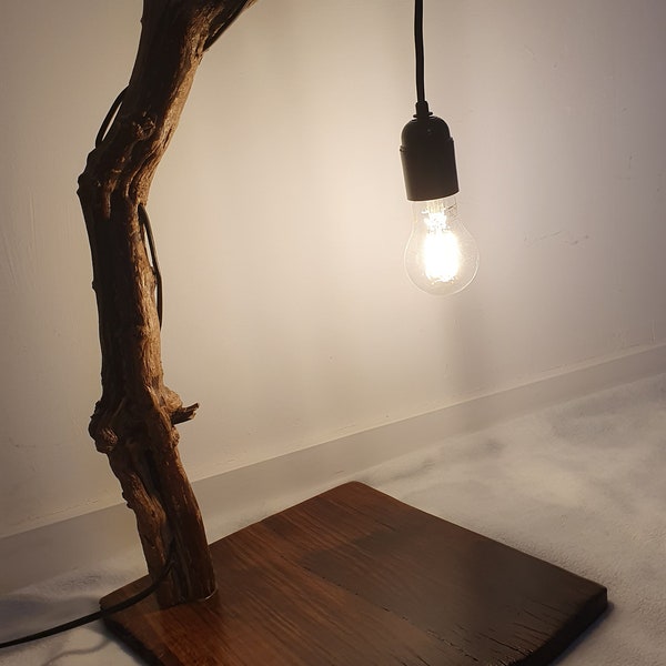 Lámpara hecha a mano de madera natural.