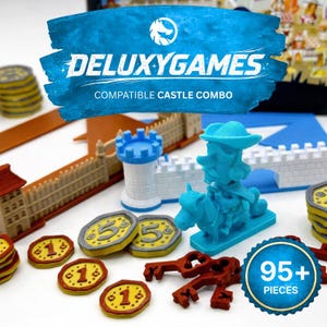 Op de afbeelding: Een bordspelset met kasteel-thema componenten. De afbeelding toont een blauwe banner met de tekst "DELUXYGAMES" en "COMPATIBLE CASTLE COMBO". Er zijn kasteelmuren, torens, munten, sleutels en een blauw beeldje van een ridder te paard. De set bevat 95+ stukken.