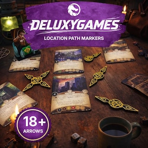 Puede incluir: Una configuración de juego de mesa con cartas, dados y marcadores de ruta dorados. El logotipo de DeluxyGames es visible, junto con el texto "Location Path Markers" y "18+ Arrows". También hay una taza de café y una vela encendida.
