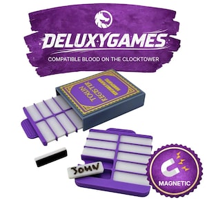 Puede incluir: Un conjunto de placas de nombre reutilizables Town Register para Blood on the Clocktower de Deluxygames en color morado y blanco. Incluye una caja de almacenamiento deslizante, dos bandejas moradas con ranuras blancas y fichas magnéticas.